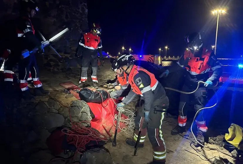 Momento del inicio de la actuación de los bomberos