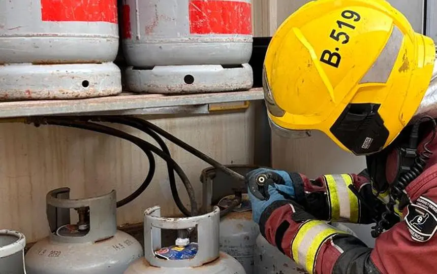 Uno de los bomberos manipulando las bombonas