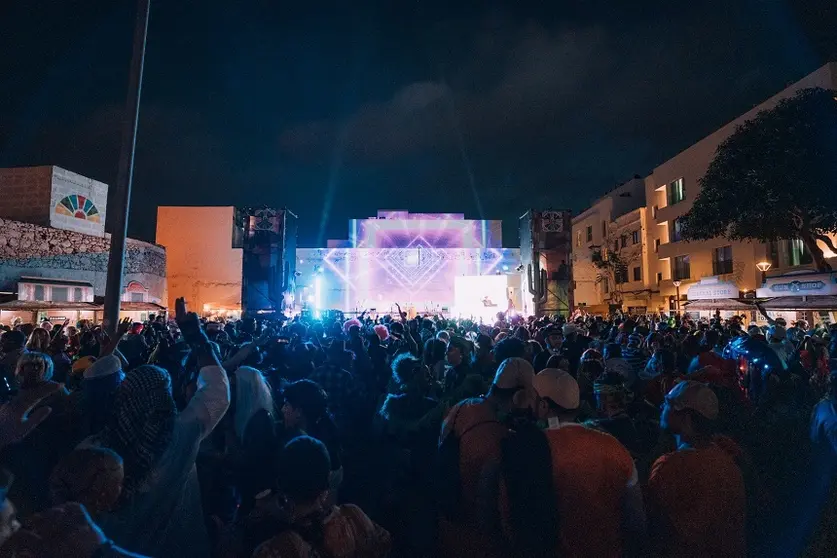 Gente disfrutando del Carnaval de Arrecife en el Almacén.