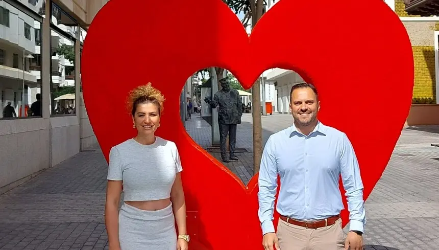 El alcalde de Arrecife y la concejala de Comercio hoy en la zona comercial abierta de la capital de la isla, para apoyar las acciones del comercio por San Valentín 