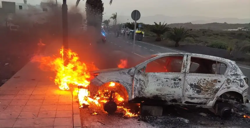 Vehículo incendiado en Punta Mujeres.