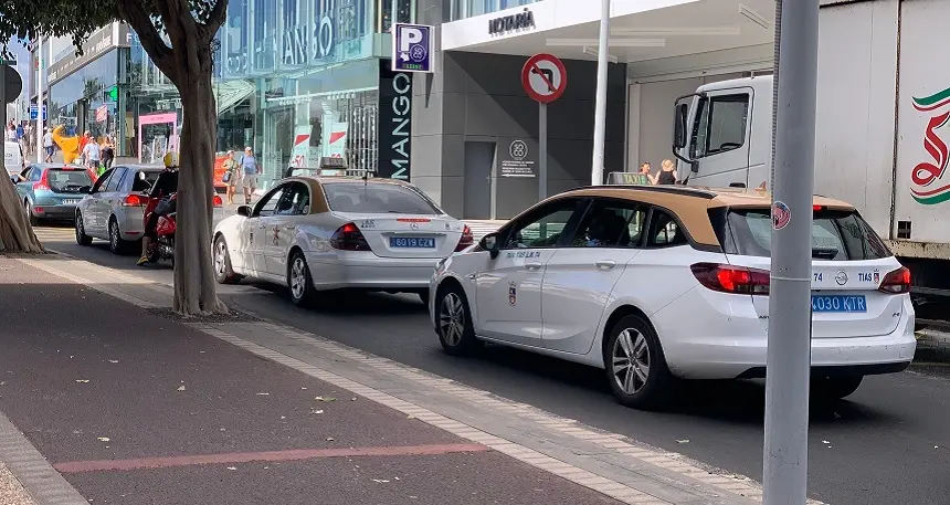 Taxis circulando por Puerto del Carmen.