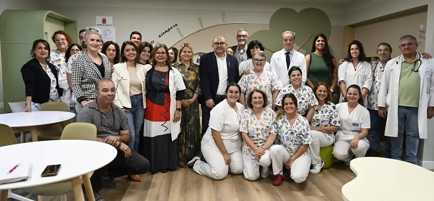 Acto de inauguración de la sala de descanso de Pediatría para familias.