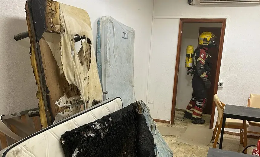 Imagen de los colchones quemados en el centro de menores de Arrecife.