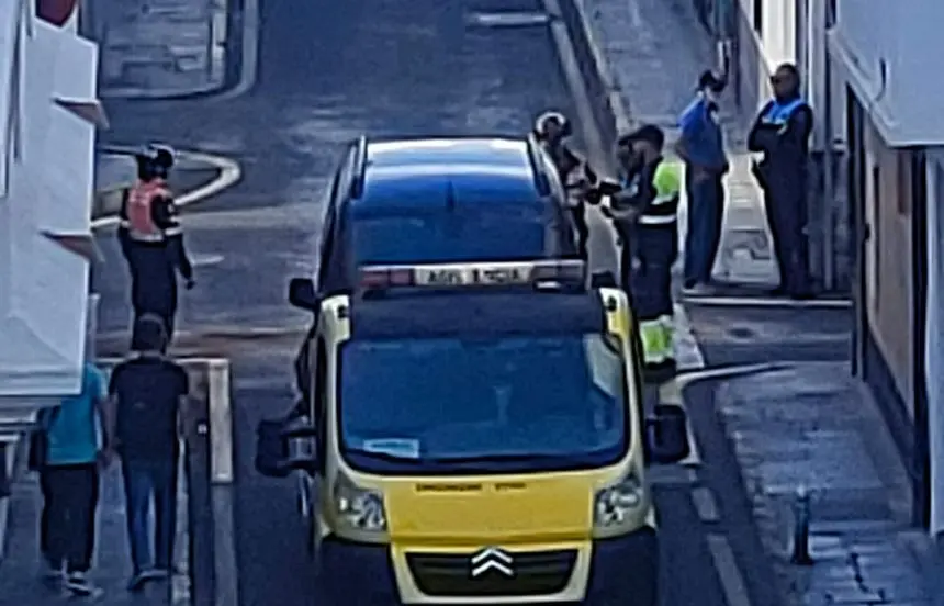 Imagen del accidente en el momento en el que intervienen los bomberos.