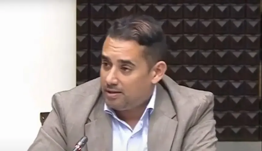 Yoné Caraballo durante su intervención en el Parlamento de Canarias.