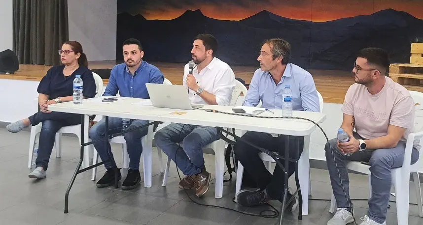 Representantes de CC en su encuentro con los vecinos de Güime.