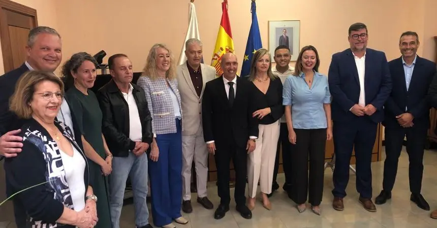Imagen de los cargos que han acudido este viernes a la toma de posesión