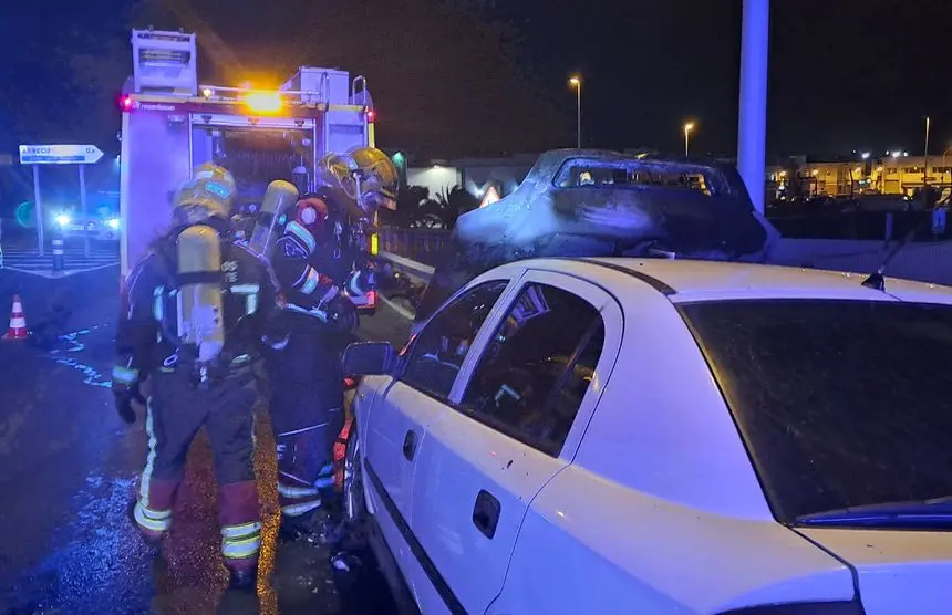 Momento de la actuación de los bomberos