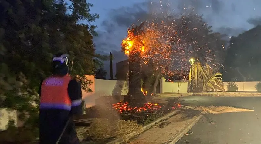 Imagen del momento de la llegada de los bomberos para sofocar el incendio