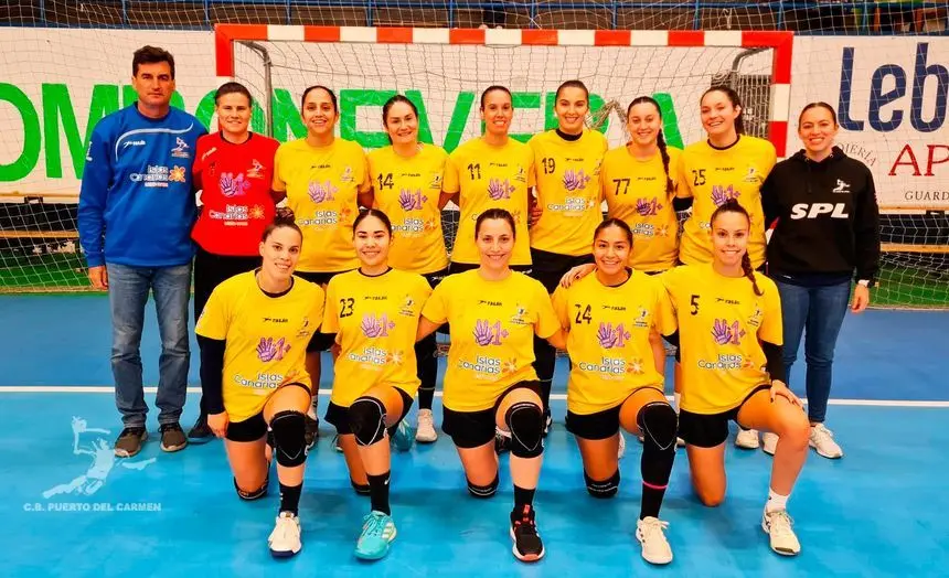 Las jugadoras del Puerto del Carmen y el cuerpo técnico.
