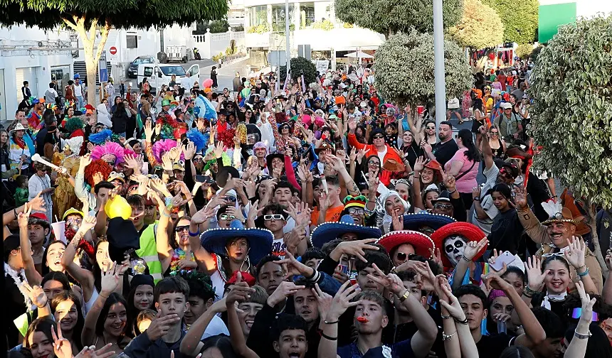 Asistentes al tradicional coso del carnaval de Puerto del Carmen.