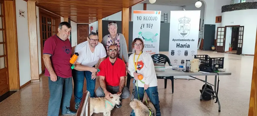 Marcos Lemes en el espacio habilitado para la campaña de vacunación animal de Haría.