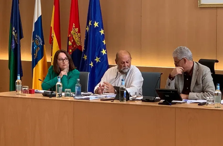 El alcalde de Tias y su primer teniente de alcalde debatiendo un punto del pleno de este martes.