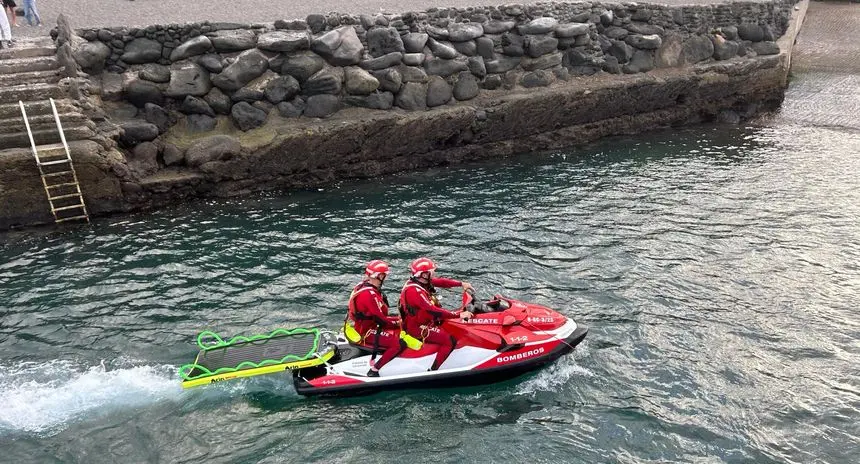Imagen de los bomberos saliendo al rescate del surfista