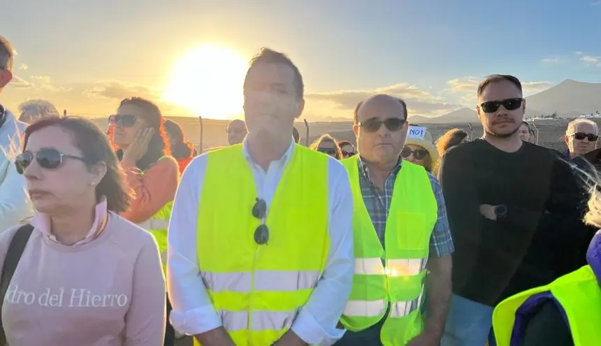 Óscar Pérez junto a su ex compañero en la manifestación realizada en San Bartolomé por la posible apertura de un centro de inmigrantes.