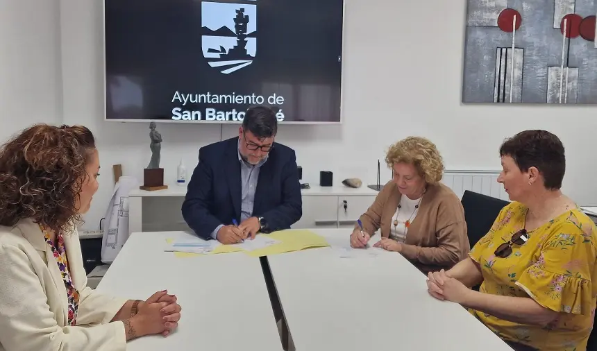 Momento de la firma del contrato entre el alcalde de San Bartolomé y las representantes de AFA.