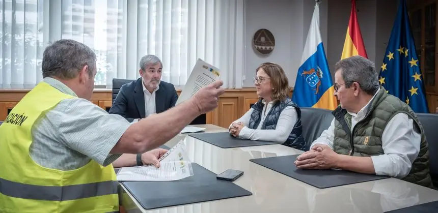 Imagen de la reunión del presidente del Gobierno canario con los representantes del sector primario.