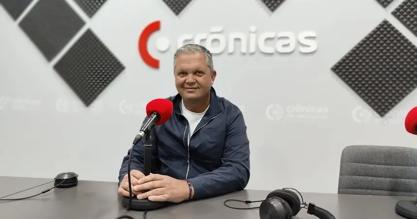 Alfredo Mendoza en los estudios de Crónicas Radio.