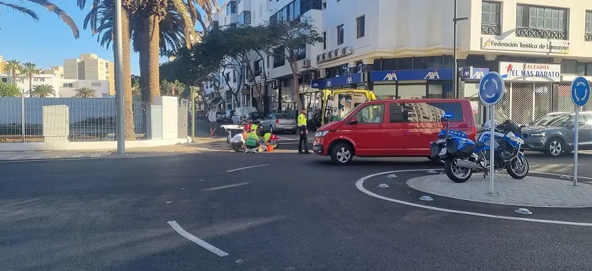 Operarios del SUC atendiendo al motorista herido.