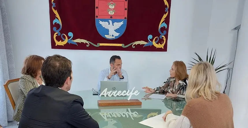 El alcalde de Arrecife, Yonathan de León,mantiene una reunión de trabajo con directivos de la Federación Turística de Lanzarote 
