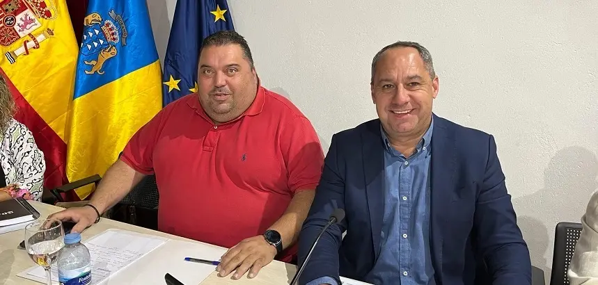 Guayo Rodríguez junto a Juan Monzón en el Ayuntamiento de Yaiza.