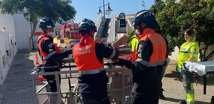 Bomberos del Consorcio de Seguridad realizando el traslado a la ambulancia.