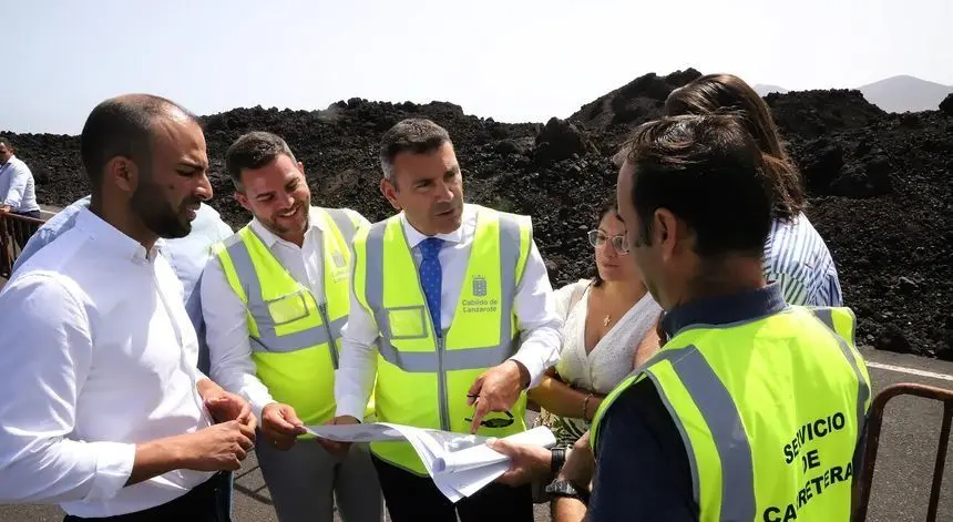 Daniel Medina, portavoz de UPY, con los actuales responsables del Cabildo visitando la zona.