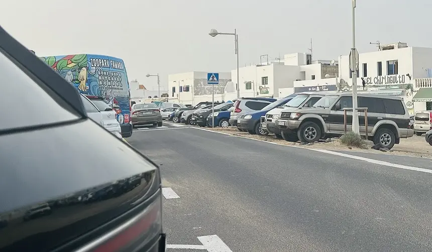 Coches en la entrada de Famara.