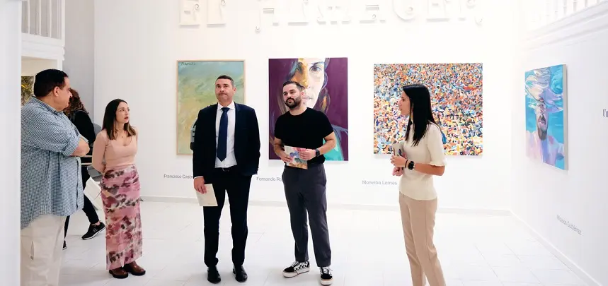 Oswaldo Betancort, Jesús Machín Tavio y Aroa Revelo en la exposición.