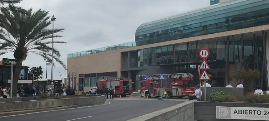 Camiones de bomberos y agentes de la Policía Local durante el simulacro realizado.