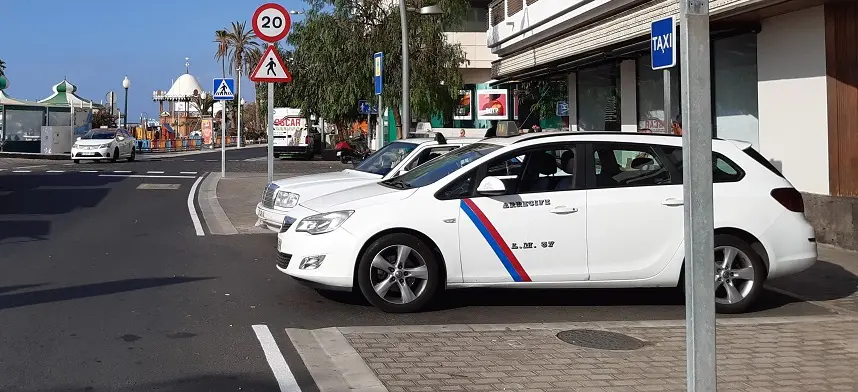 Taxis estacionados en la parada junto a  la zona junto al Puente de las Bolas, en Arrecife 