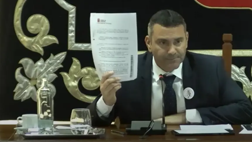 Oswaldo Betancort con documento.