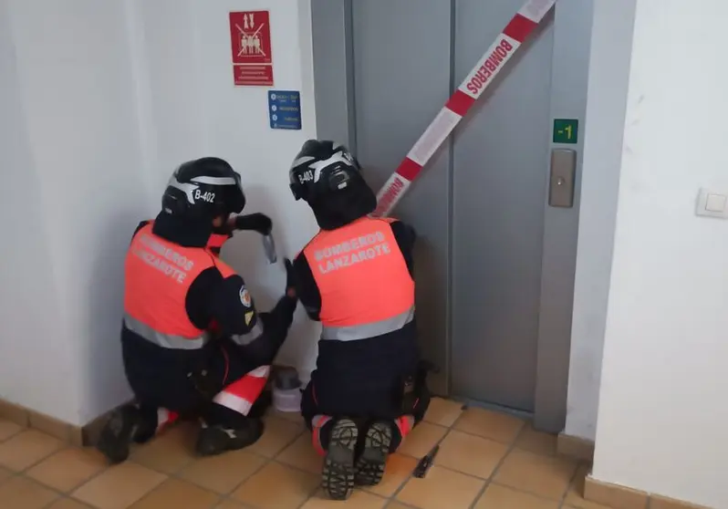 Los bomberos precintando el ascensor tras terminar el servicio