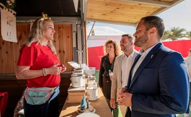 El alcalde de Arrecife visitando uno de los puestos de Navilan.