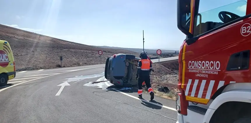 Imagen de cómo se encontraba el vehículo a la llegada de los bomberos