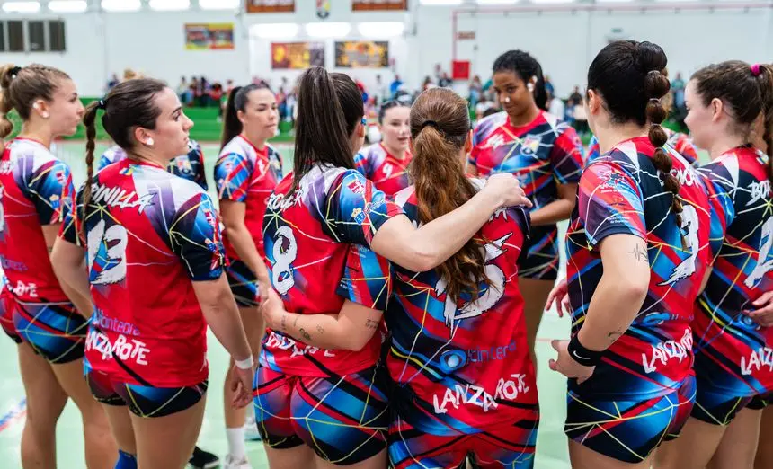 Las chicas del Zonzamas en uno de los corrillos que hicieron en el encuentro