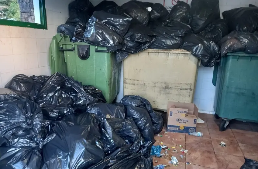 Imagen de uno de los puntos de recogida de basura.