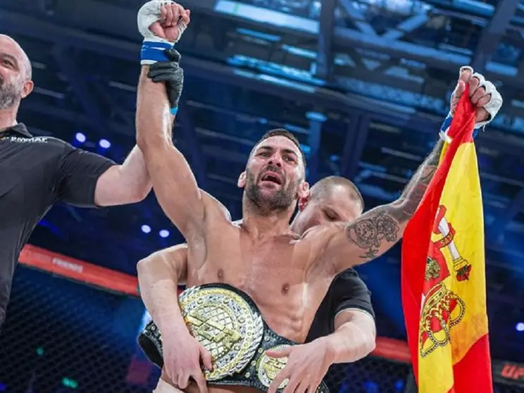 Hecher Sosa gana el Suecia el cinturón de la Fight Club Rush