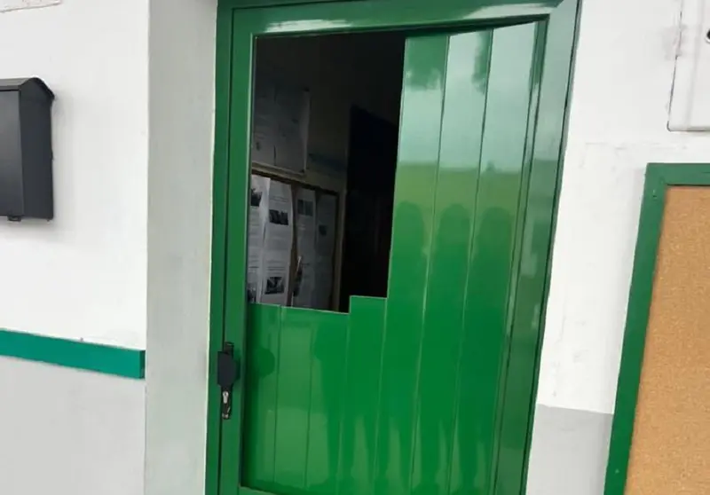 Puerta de la Asociación de vecinos de Titerroy.