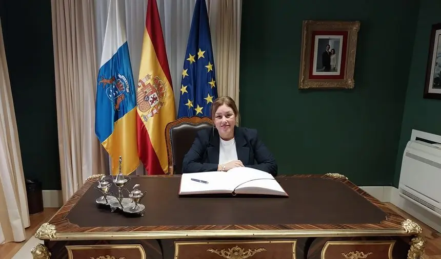 Astrid Pérez, en su despacho del Parlamento de Canarias.