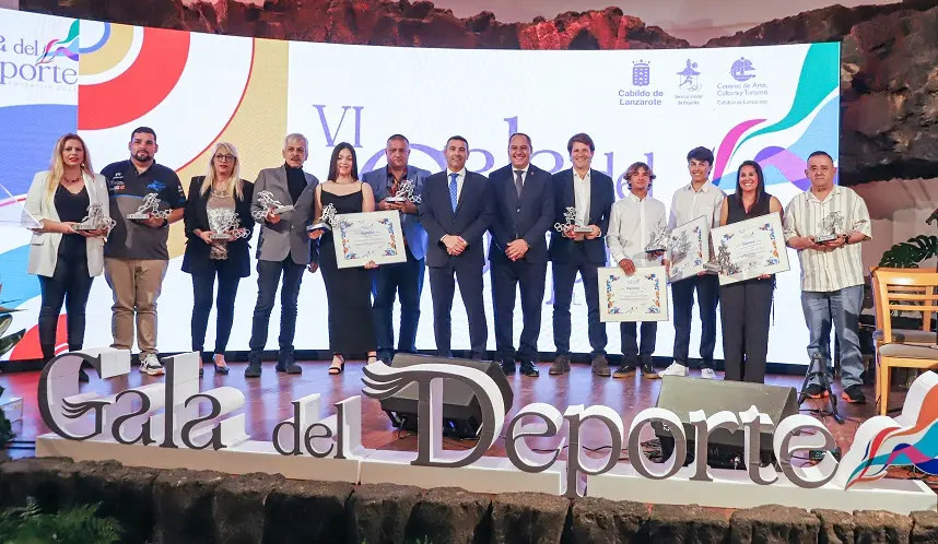 Oswaldo Betancort y Juan Monzón junto a los galardonados en la gala del deporte.