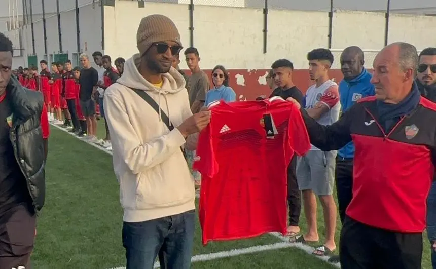 El hermano del niño fallecido recogiendo la camiseta del club.