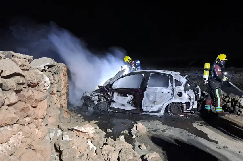 Los bomberos sofocan el incendio de un coche en la zona de Tinache.