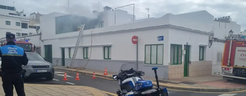 Agente de la Policía Local supervisando la actuación de los bomberos.