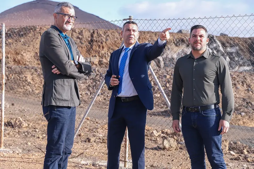 Oswaldo Betancort, Jacobo Medina y Marci Acuña visitando el solar licitado para la residencia de mayores de Tahiche.