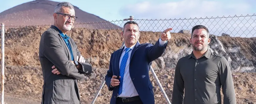 Oswaldo Betancort, Jacobo Medina y Marci Acuña visitando el solar licitado para la residencia de mayores de Tahiche.