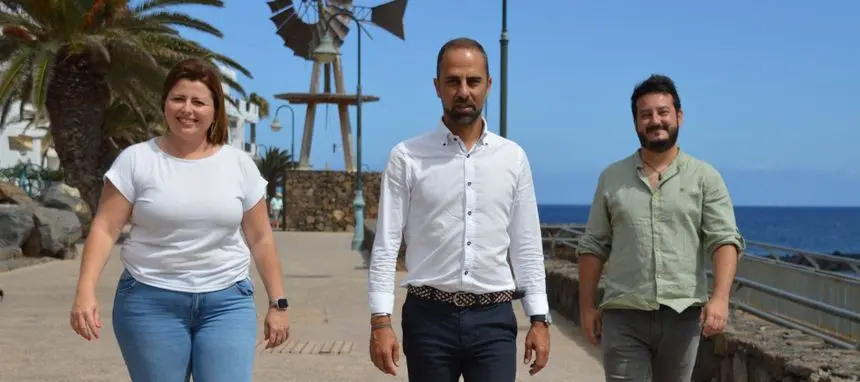Jonás Álvarez con dos compañeros de su partido en Costa Teguise.