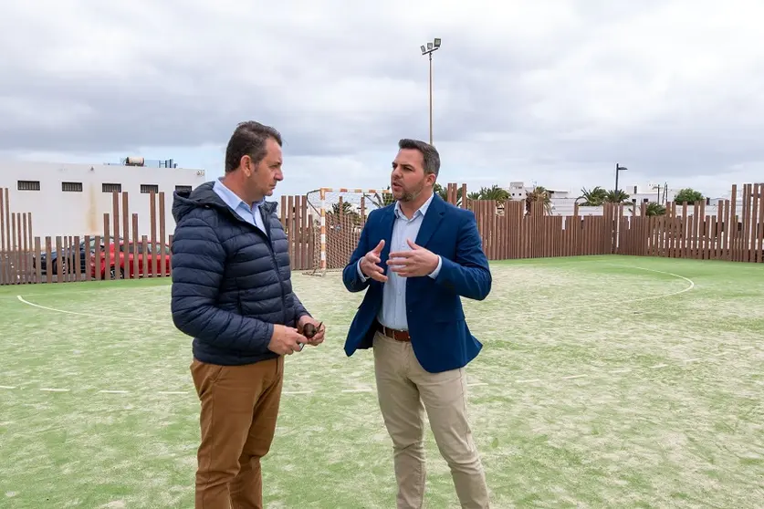 El vicepresidente junto al concejal de Obras de Haría.