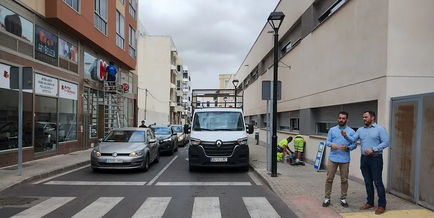 Instalación de la nueva señalética. La calle Eugenio D'ors cambiará el sentido del tráfico y se dota un carril para estacionamiento. El alcalde y el concejal de Movilidad visitan hoy la zona 